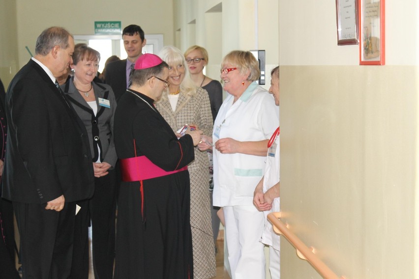 Biskup odwiedził pacjentów i poświęcił blok