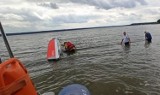 Na Zalewie Sulejowskim przewróciła się łódź żaglowa. Trzy osoby wpadły do wody - ZDJĘCIA