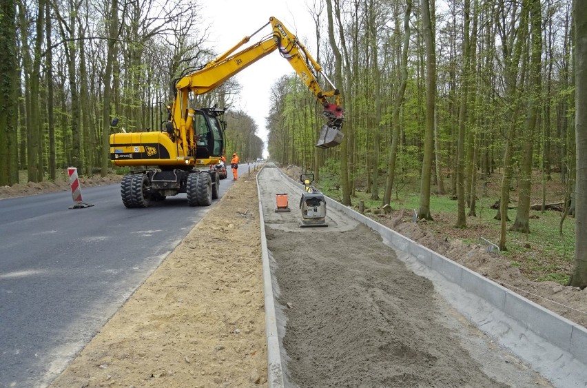 Nowa nawierzchnia dla kierowców i nowa ścieżka dla rowerzystów 