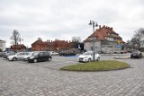 Strefa Płatnego Parkowania w okolicach dworca w Malborku. Internauci wytknęli, że kierowcy unikają opłat i zostawiają auta na chodnikach