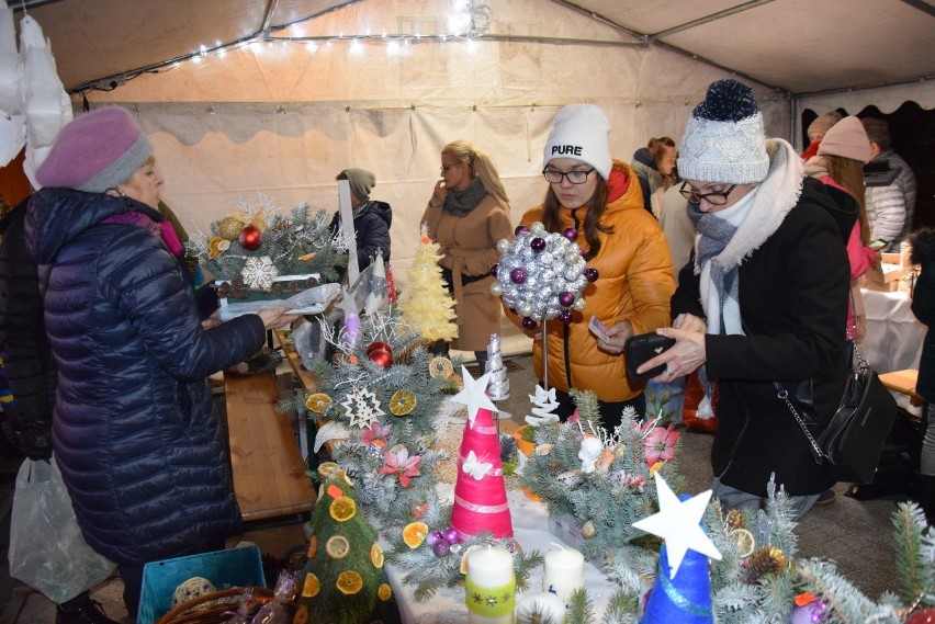 Powiat krakowski. Na weekend kiermasz świąteczny, wspomnienia malarki ludowej i solidarność z ludźmi z autyzmem