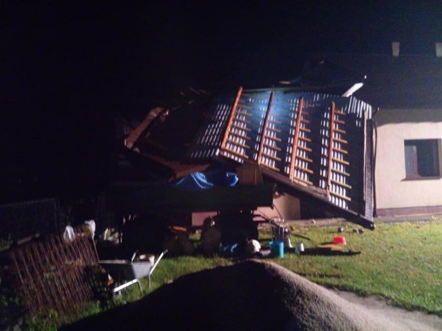 Zerwany dach w Brzeźnicy, uszkodzony garaż, dwa samochody i traktor. Na szczęście ludziom nic się nie stało