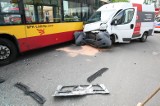 Wypadek na Pogonowskiego w Łodzi: samochód zderzył się z autobusem. 14 osób jest rannych