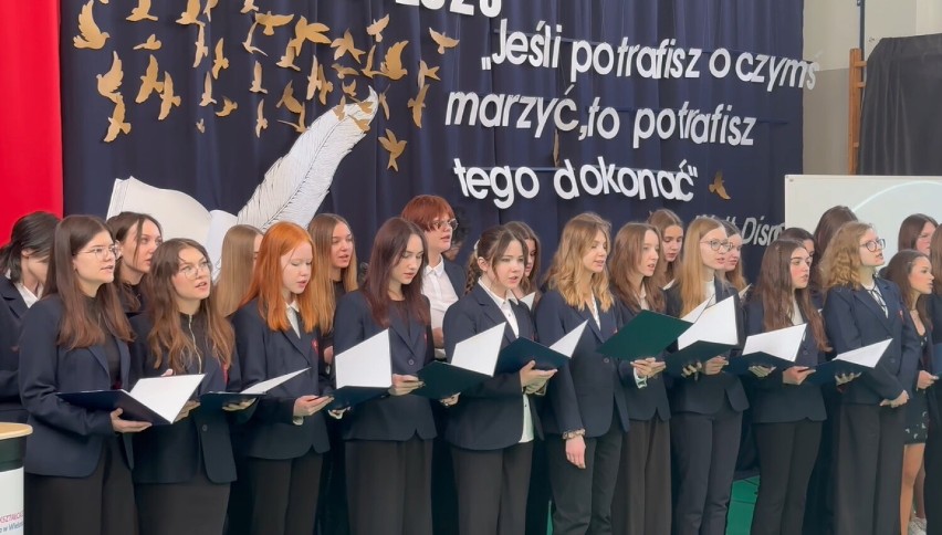 Uroczyste pożegnanie maturzystów w II Liceum Ogólnokształcącym w Wieluniu FOTO, WIDEO 