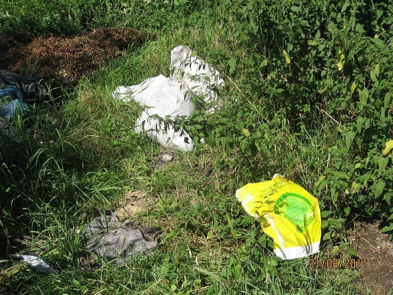 Sosnowiec: Bezpańskie śmieci zalegają przy ulicy Juliuszowskiej [ZDJĘCIA]
