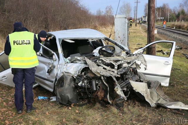 Wypadek na przejeździe kolejowym w Osinach pod Opolem. Samochód osobowy wjechał w szynobus. Kierowca jest ranny.