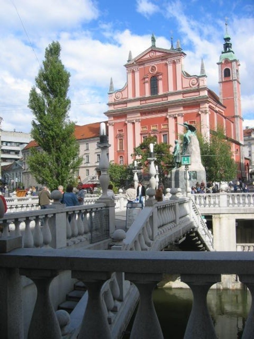 Most Potrójny, pomnik Preserena, w tle franciszkański...