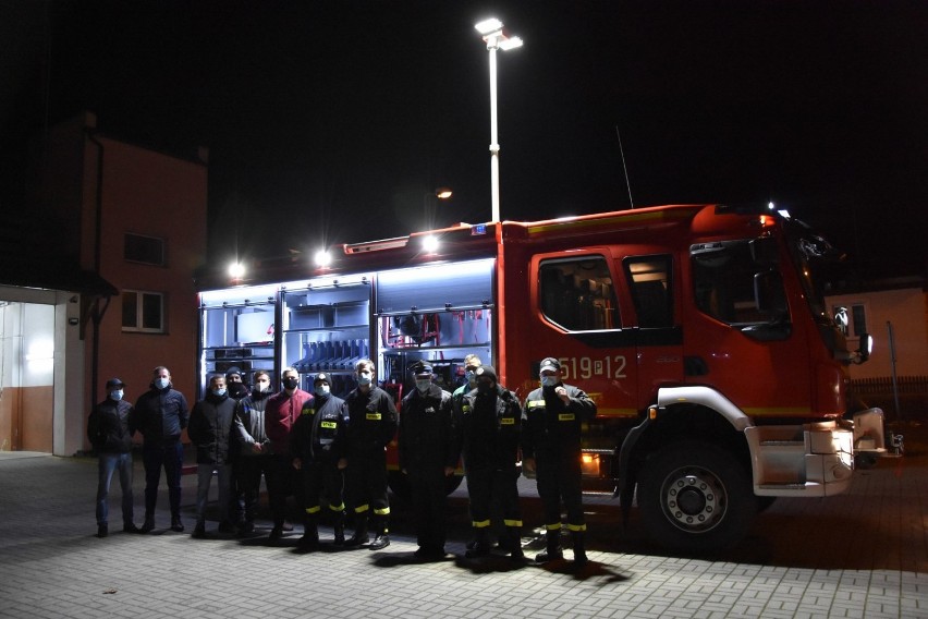 Strażacy z OSP Lwówek powitali nowy wóz strażacki. Zobaczcie zdjęcia