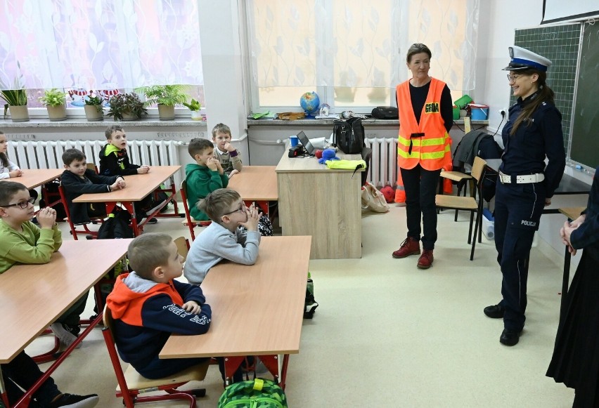 Pierwszaki ze Szkoły Podstawowej numer 39 najsympatyczniejszą klasą w Kielcach. Pouczające prelekcje policji i drogowców
