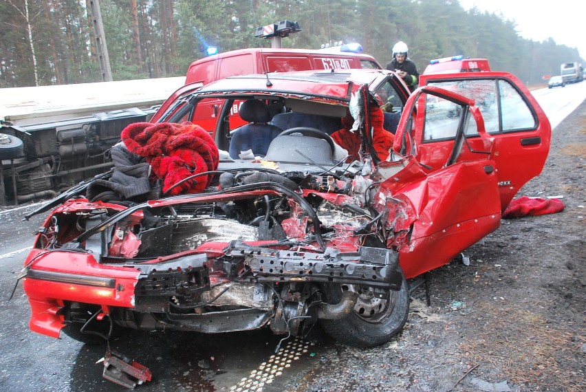 KRÓTKO: Wypadek na DW 908 pomiędzy Kaletami a Sośnicą. Cztery osoby ranne [ZDJĘCIA]