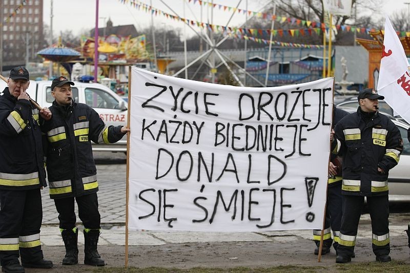 Wrocław: Protest służb mundurowych przed urzędem wojewódzkim (ZDJĘCIA)