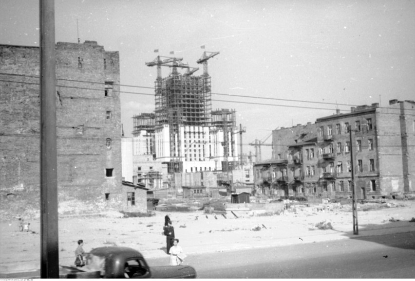 Zdjęcie zrobione podczas budowy Pałacu Kultury w 1953 roku.