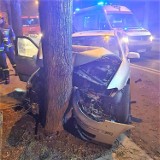 Szamotuły. „Owinął” auto wokół drzewa, bo jechał na podwójnym gazie?  