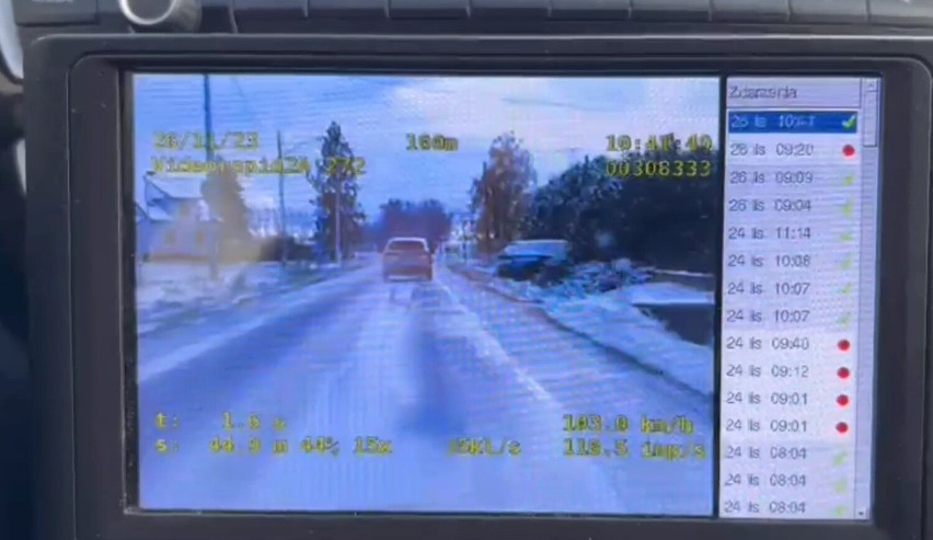Policjanci z Opola zatrzymali 29-letniego kierowcę forda, który gnał przez wieś po śliskiej drodze ponad 100 km/h