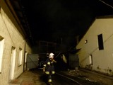 Pożar w pieczarkarni w Kolonii Zawada. Osiem zastępów do 6 rano gaziło ogień. Straty 1,5 mln zł