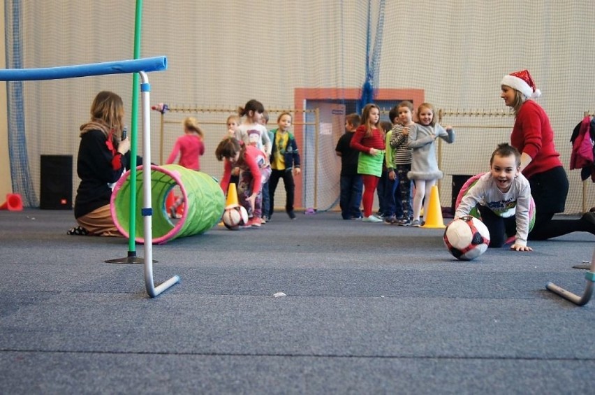 W hali sportowej w Janikowie zorganizowano Mikołajkowy...