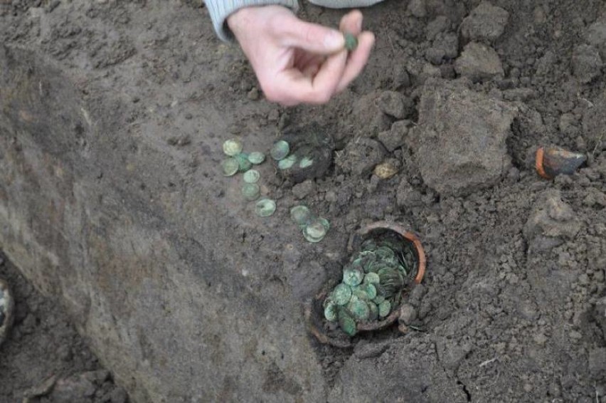W Zambrowie odnaleziono blisko 300 monet pochodzących z...
