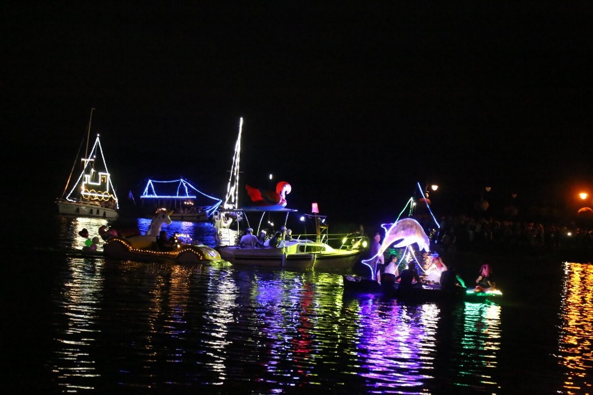 Parada iluminowanych łodzi na wodach Jeziora Wolsztyńskiego.