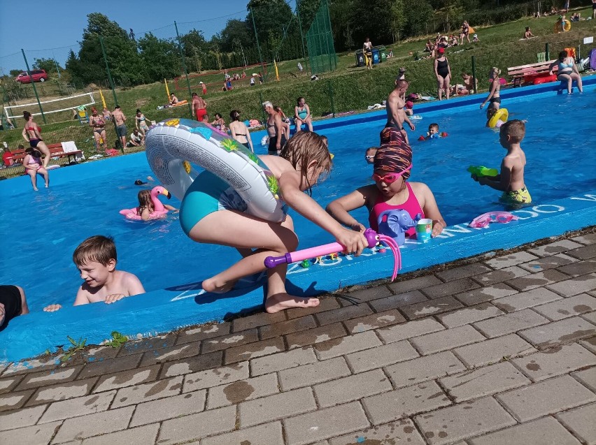 Na basenie letnim w Świebodzicach miejsce dla siebie znajdą...