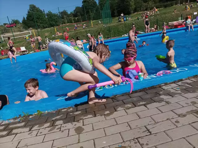 Na basenie letnim w Świebodzicach miejsce dla siebie znajdą zarówno maluchy, jak i dorośli