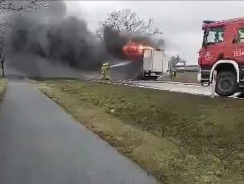 Pożar samochodu dostawczego w Pikutkowie na DK 62