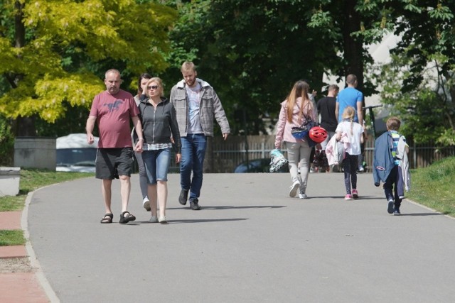 Pogoda w sobotę sprzyja spacerom. Wielu poznaniaków wybrało się na spacer po Cytadeli. Czy skorzystali z zasad dotyczących maseczek, które obowiązują od 30 maja? Nie ma już obowiązku zakrywania ust i nosa w przestrzeni otwartej, pod warunkiem zachowania 2 metrów dystansu od innych osób.

Zobacz kolejne zdjęcie --->