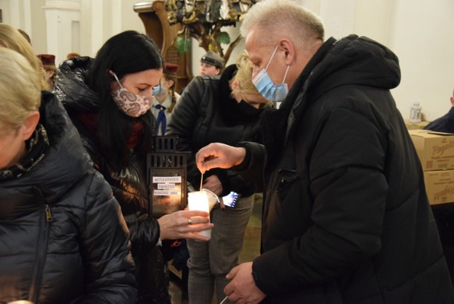 W Sandomierzu harcerze i zuchy przekazali Betlejemskie Światełko Pokoju mieszkańcom miasta i diecezji.