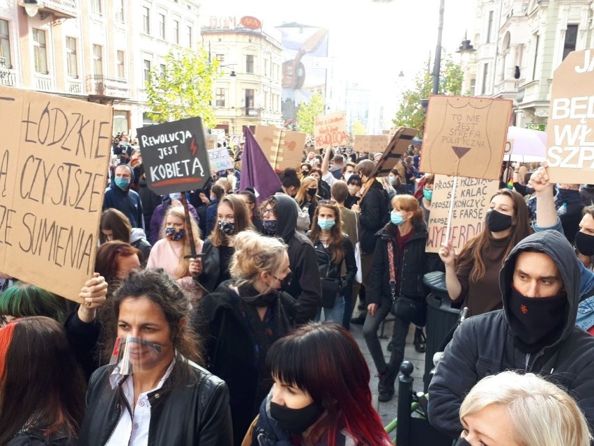 Trwa protest kobiet w Łodzi. Po godzinie 12 kilka tysięcy...