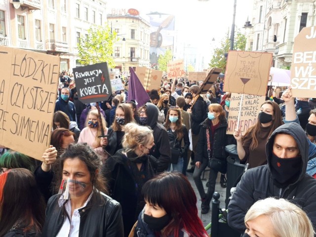 Trwa protest kobiet w Łodzi. Po godzinie 12 kilka tysięcy osób ruszyło sprzed siedziby PiS. Manifestacja przeszła m.in. obok komendy miejskiej policji i skierowała się w rejon TVP Łódź. 

Zdjęcia na kolejnych slajdach >>>>