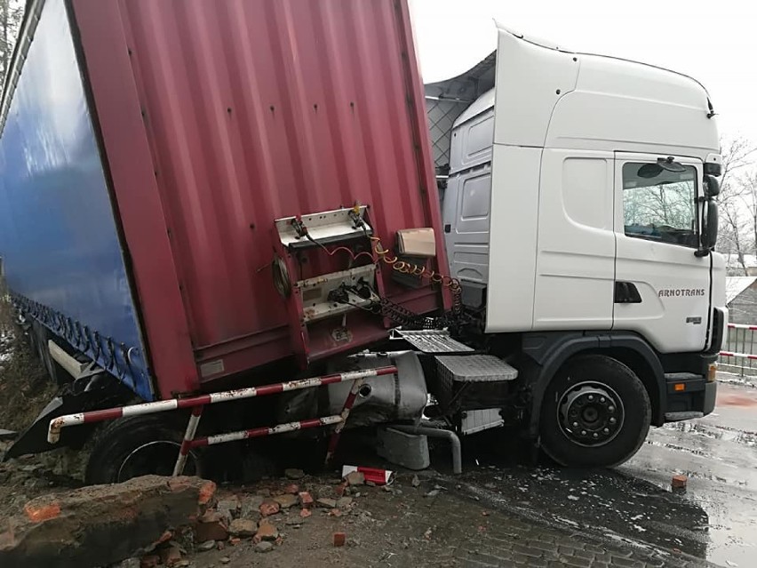 Wypadek ciężarówki w Truskolasach ZDJĘCIA