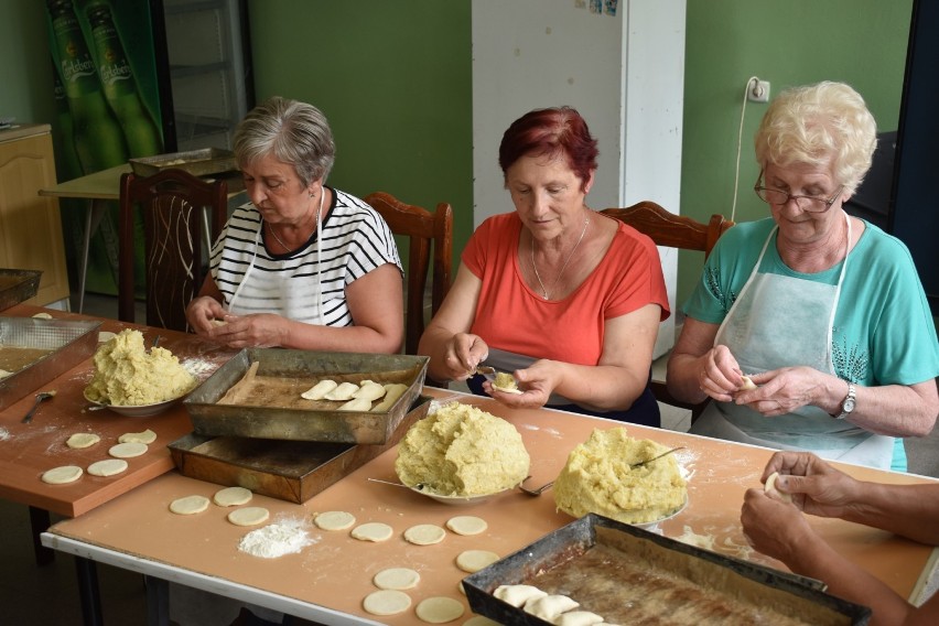 Panie przygotowują pierogi na najbliższą edycję lokalnego...