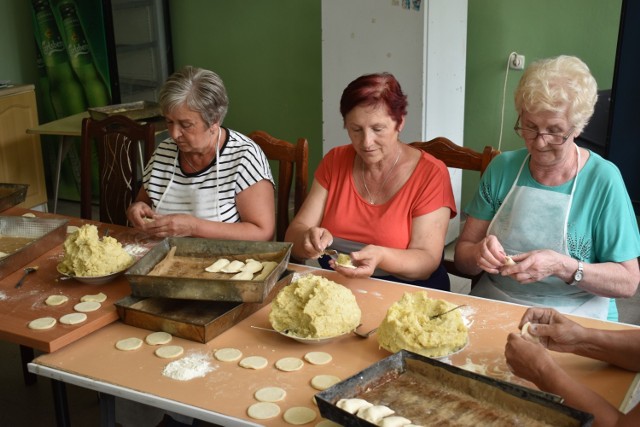 Panie przygotowują pierogi na najbliższą edycję lokalnego święta w Budachowie.