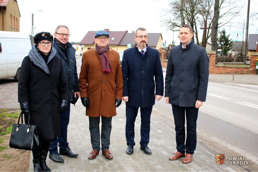 Nowy chodnik wybudowany przez powiat w Klonowej. Wyremontowano odcinek na ul. ks. Józefa Dalaka ZDJĘCIA