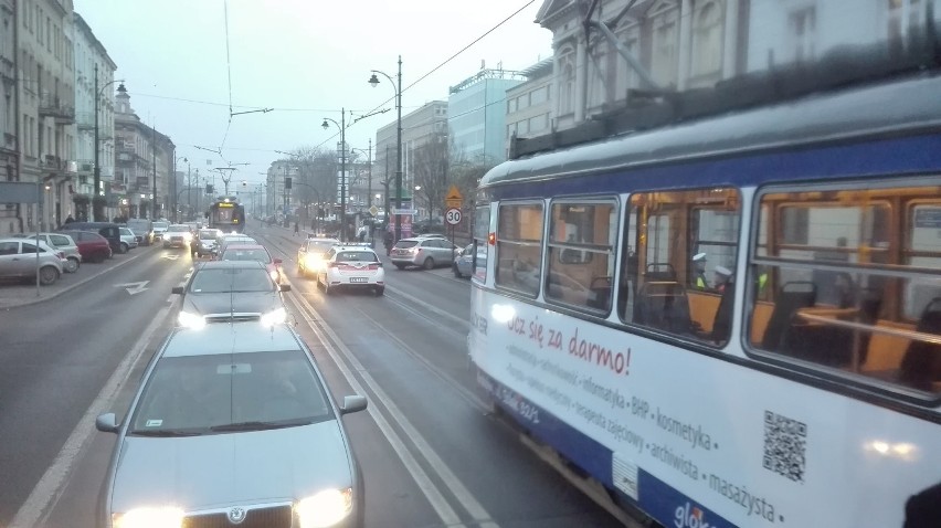 Kraków. Wypadek na ulicy Lubicz. Pieszy potrącony przez tramwaj [ZDJĘCIA]