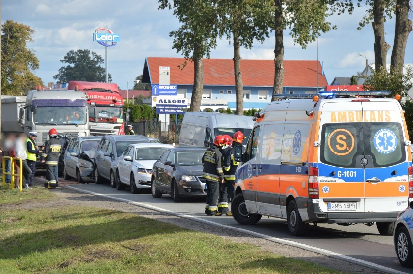 Malbork. Wypadek na alei Wojska Polskiego [ZDJĘCIA]. Ciężarówka wjechała w kolumnę samochodów