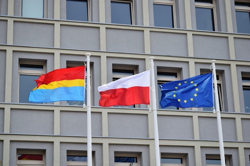 Nowe maszty i flagi przed wyremontowanym urzędem miasta w Radomsku