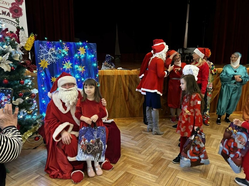 Mikołaj odwiedził dzieci w Osiedlowym Domu Społecznym Malwa w Ostrowcu Świętokrzyskim. Były gry i zabawy oraz prezenty