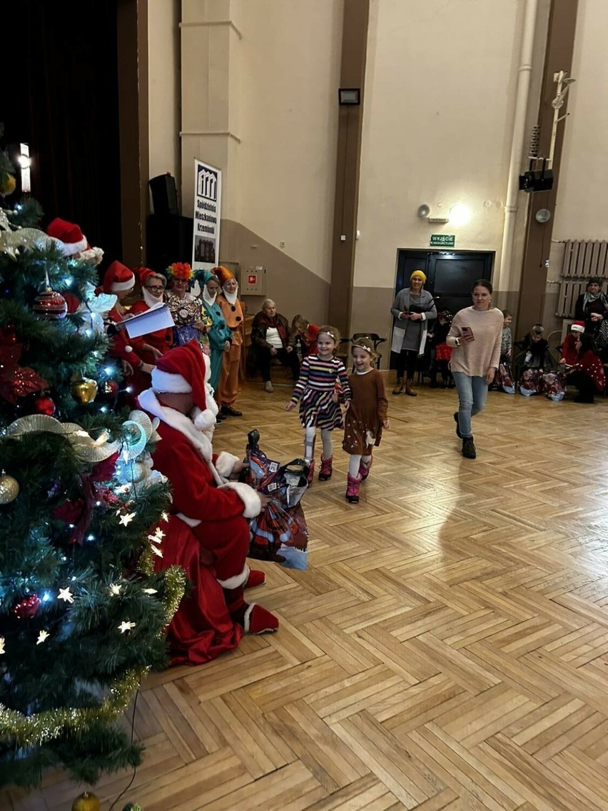 Mikołaj odwiedził dzieci w Osiedlowym Domu Społecznym Malwa w Ostrowcu Świętokrzyskim. Były gry i zabawy oraz prezenty