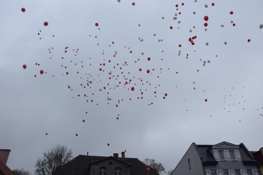 Skarszewy. Biało-czerwona parada ulicami miasta. Mieszkańcy świętują odzyskanie niepodległości przez Polskę ZDJĘCIA