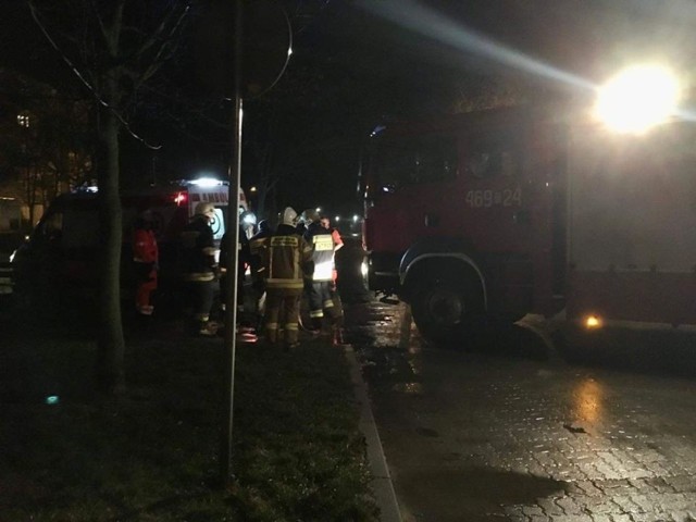 Około godziny 21.30 strażacy z OSP Janikowo zostali wezwani na ulicę Michała Kozala, by wyciągnąć karetkę pogotowia z grząskiego terenu na jezdnię