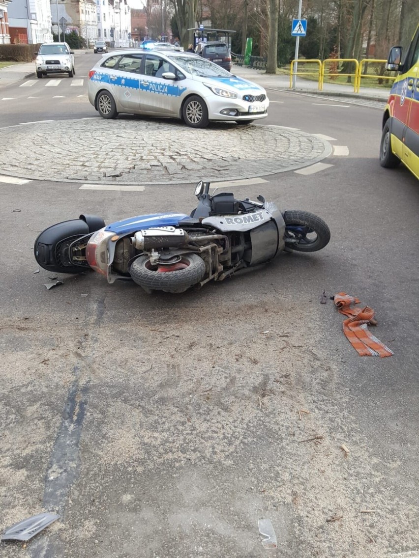 Wypadek w centrum Szczecinka. Poszkodowany kierowca skutera [zdjęcia]