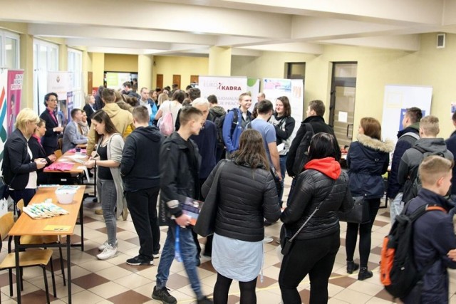 Targi Pracy i Praktyk Studenckich w Akademii WSB w Dąbrowie Górniczej cieszą się zawsze dużym zainteresowaniem

Zobacz kolejne zdjęcia/plansze. Przesuwaj zdjęcia w prawo naciśnij strzałkę lub przycisk NASTĘPNE