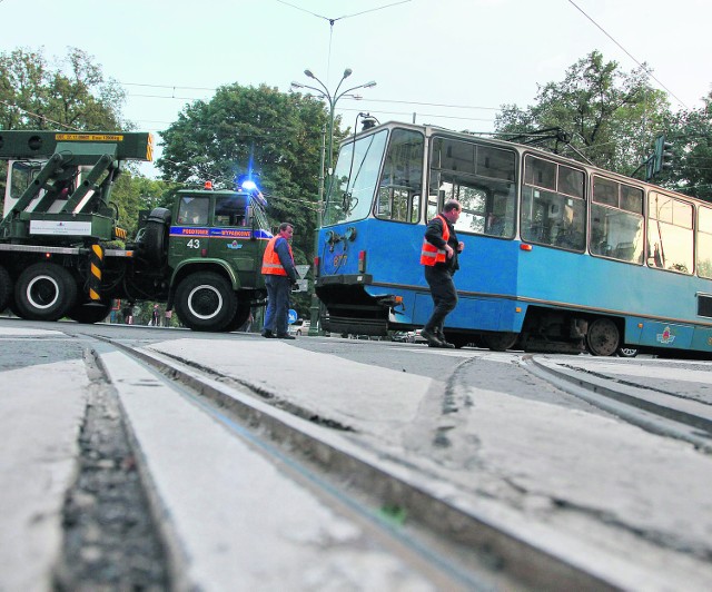 O godzinie 18.41 po raz piąty tramwaj wyskoczył z szyn