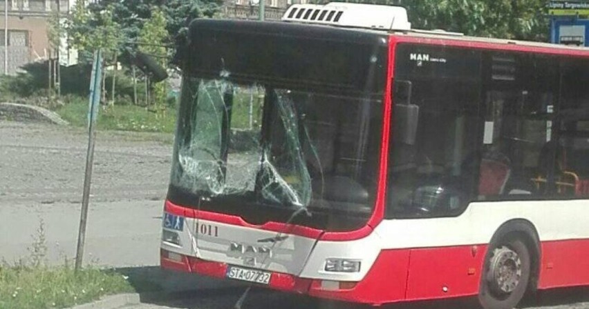 Wypadek w świętochłowickich Lipinach. Zderzyły się dwa autobusy komunikacji miejskiej. Sprawca został ukarany sporym mandatem 