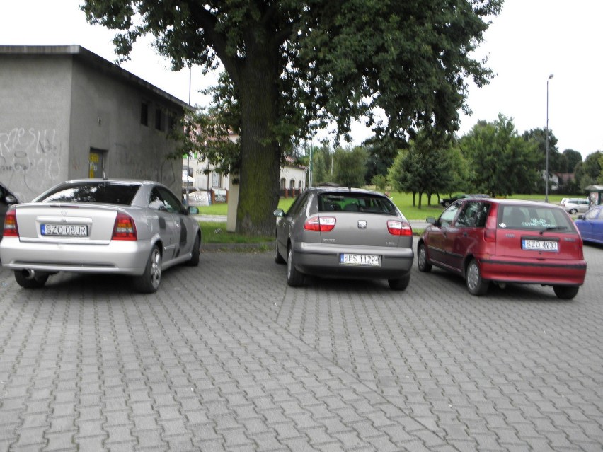 Koszmarki Żor: Zaśmiecony parking obok Biedronki
