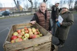 Rozdawali jabłka w Kunicach (ZDJĘCIA)