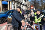 Dzwonek dla rowerzysty w Lesznie. Akcja seniorów dla poprawy bezpieczeństwa na jednym z newralgicznych skrzyżowań