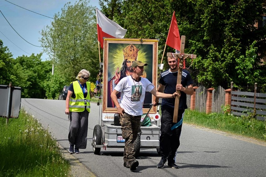 Pielgrzymka z Chrystusem Królem przemierza okolice Wałbrzycha. Zobaczcie zdjęcia!