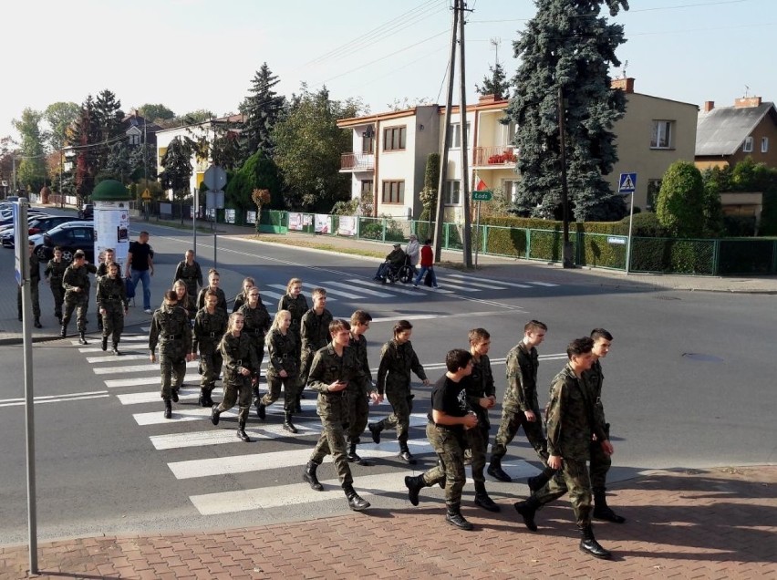 Uczniowie II LO z wizytą komendzie łowickiej policji [ZDJĘCIA]