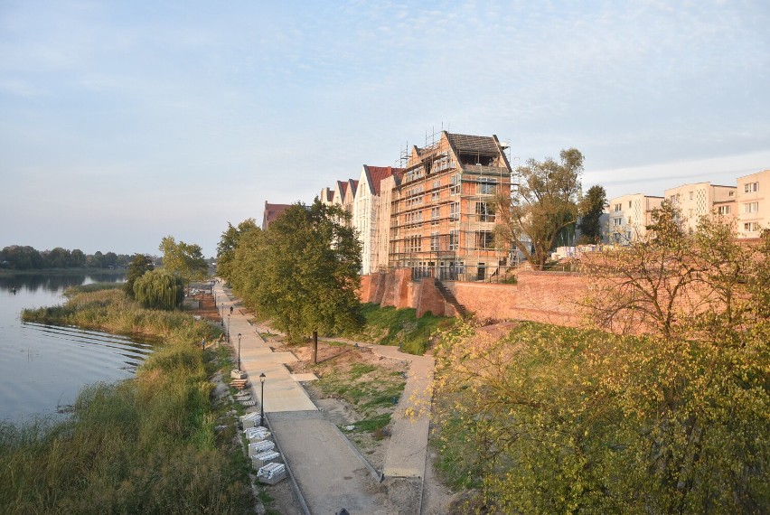 Malbork. Krajobraz nad Nogatem. Kąpielisko, nowa zabudowa, bulwar i jesienne klimaty 